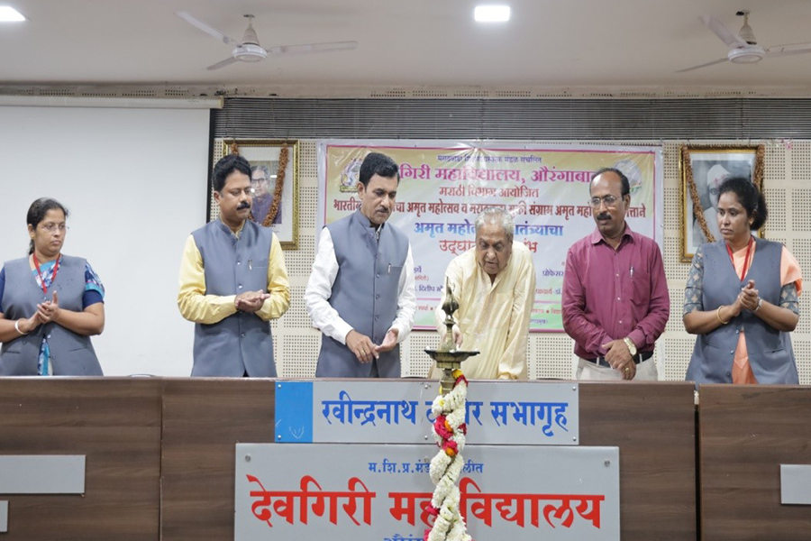 Hon Panditrao Harshe Hon Principal Prof Tejankar All Vice Principals HoD Dr. Samita Jadhav in Inauguration of the event Amrut Mahostav Swatantryacha