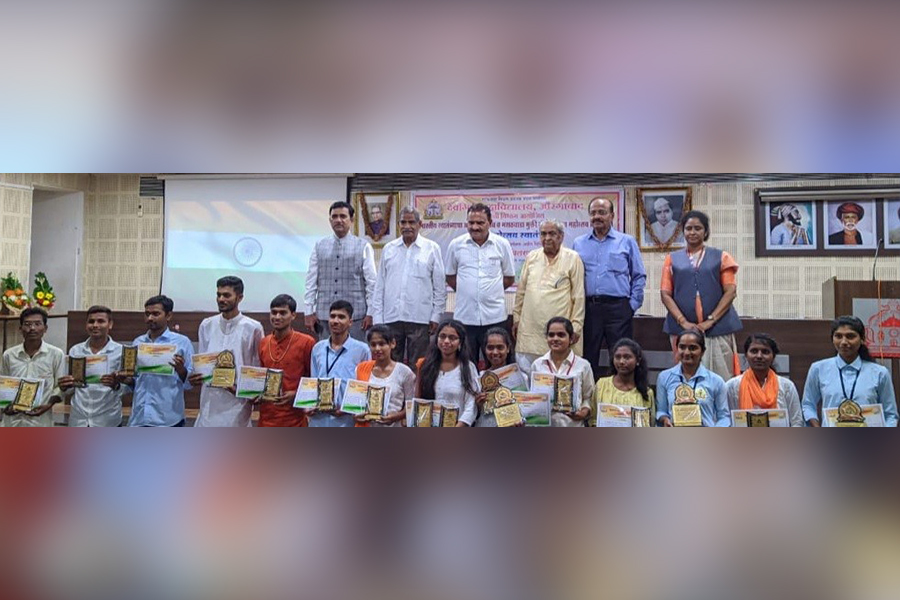 Hon Satish Chavan Hon Panditrao Harshe Hon Trimbakrao Bhosale Hon Vivek Bhosale Hon Principal Prof Tejankar Dr.Samita Jadhav with competition winners copy