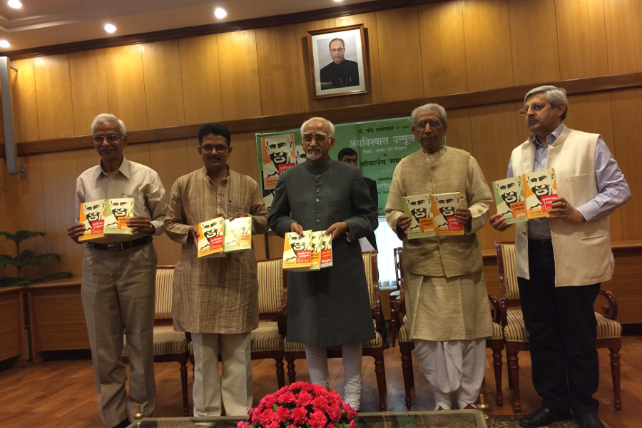 उपराष्ट्रपति भवन भूतपूर्व उपराष्ट्रपति अब्दुल हमिद अंसारी के हाथों अनुवादित पुस्तक विमोचन