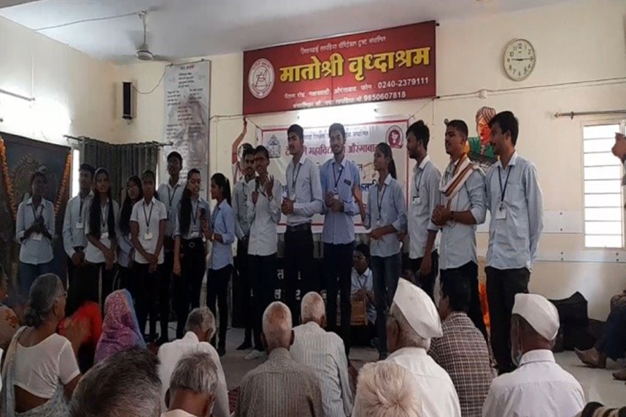 तरुणांच्या ओठावरची गाणी Activity performed by Deogiri students at Matoshri old age Home