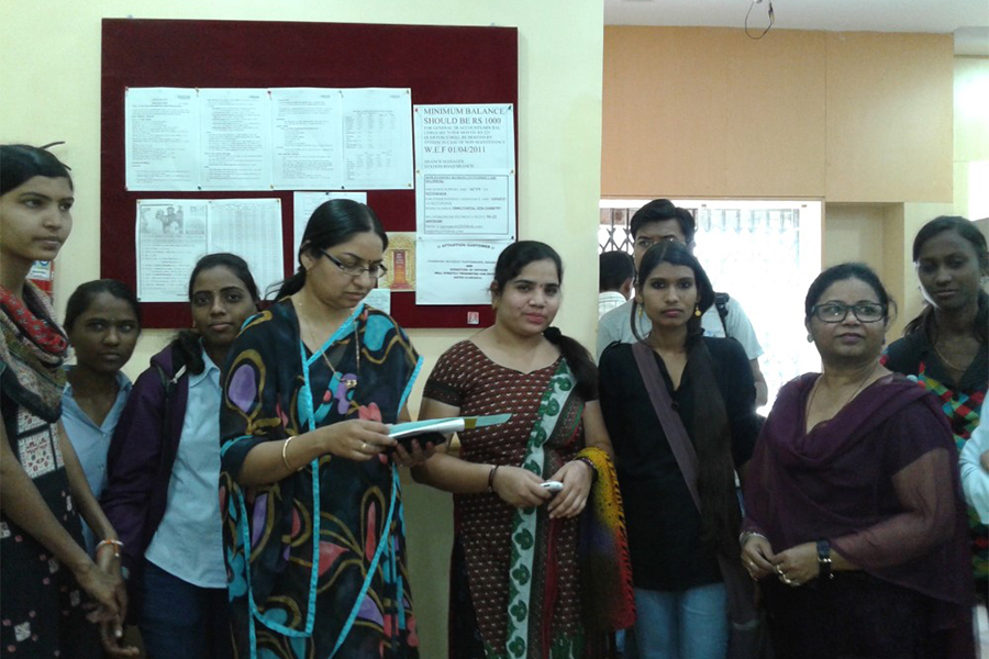 बेंक के कार्यप्रणाली की जानकारी प्राप्ति हेतु विद्यार्थी