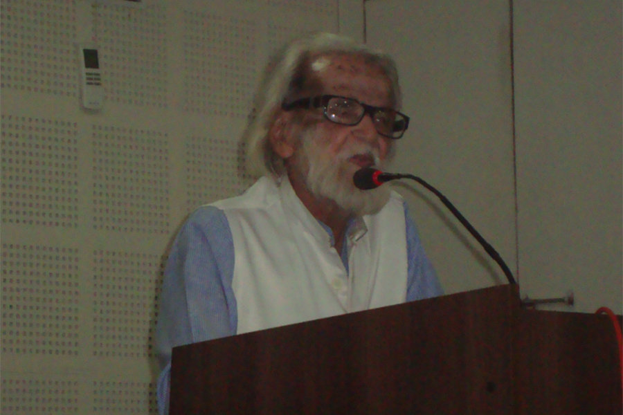 वाड्मय मंडल के कार्यक्रम में बात करते उर्दू कवि बशर नवाज