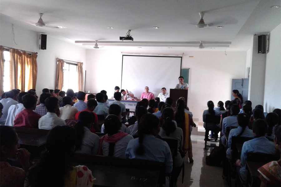 हिंदी दिवस बात करते विद्यार्थी