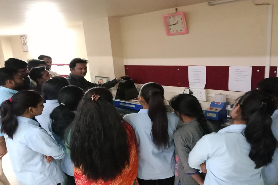 Student vist to Central Laboratory